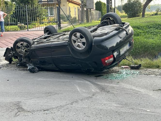 Zderzenie dwóch aut w Kraśniku. Jedno z nich dachowało