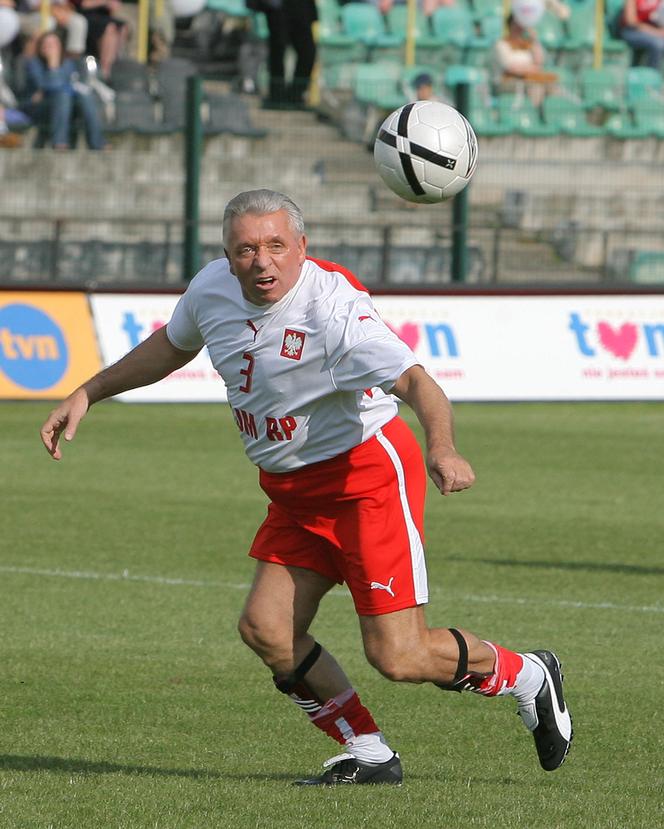 Andrzej Lepper atakuje piłkę