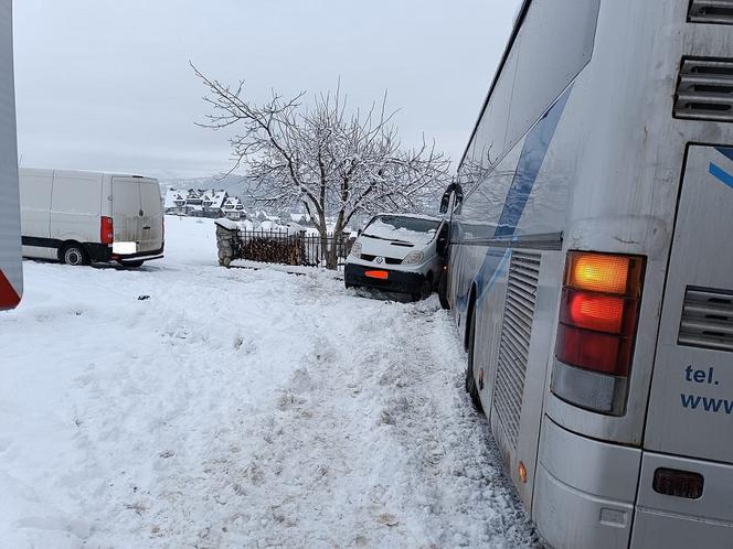Na Podhalu autokar wpadł z poślizg i zderzył się z busem. Przewoził ponad 40 dzieci