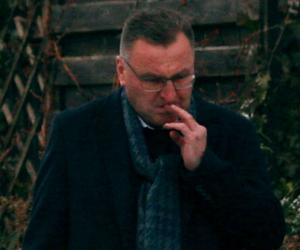 Czesław Michniewicz poleciał usłyszeć wyrok. Mamy jego zdjęcia z lotniska. Wyleci czy nie?