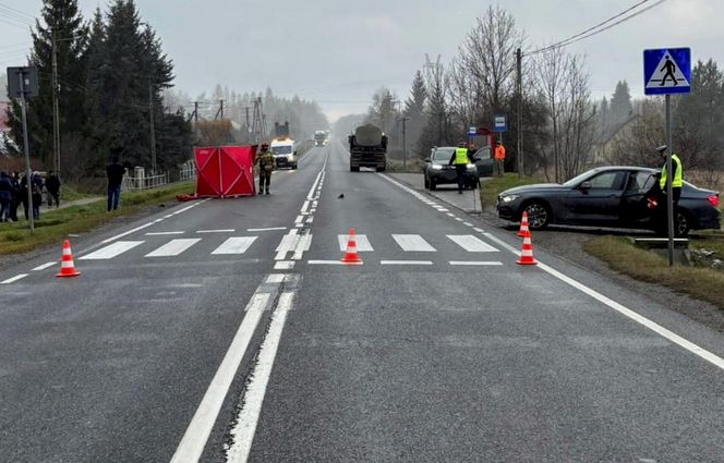 Śmiertelny wypadek na DK42 w Parszowie. Kierowca tira potrącił 14-latkę na przejściu [ZDJĘCIA].