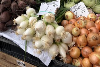 Nowalijki na targowiskach. Sprawdzamy ceny warzyw i owoców