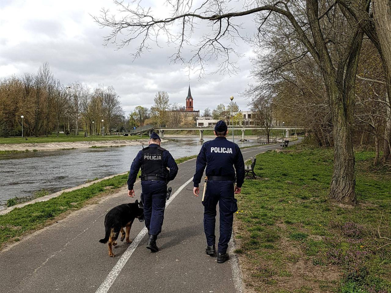 Chodziescy policjanci będą nieść pomoc bezdomnym