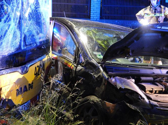 Dramatyczny wypadek we Włochach. Autobus zdzerzył się z osobówką