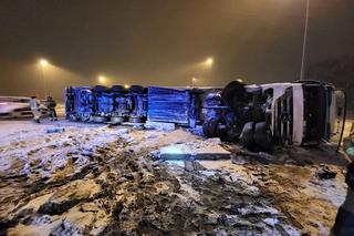 Śląskie: Fatalne warunki na drogach. Jest bardzo ślisko, pojazdy wypadają z drogi [TEKST AKTUALIZOWANY]