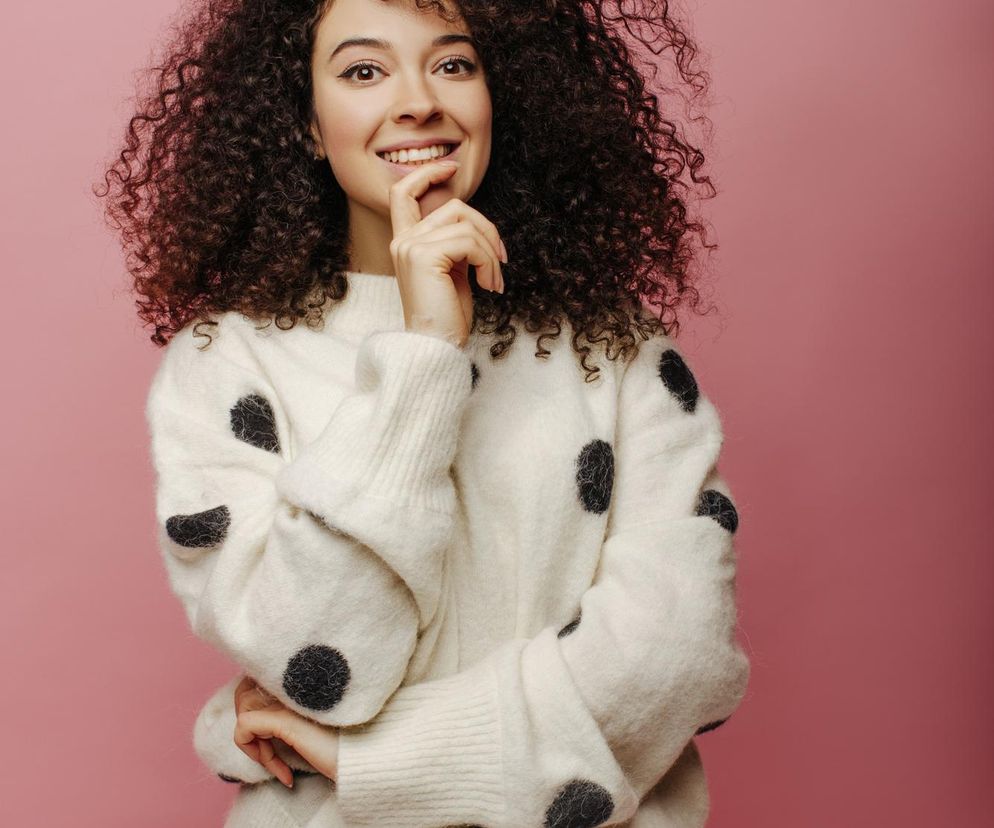 Piękny skręt bez puszenia. Jak pielęgnować i stylizować włosy kręcone?