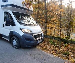 Pościg za przemytnikiem papierosów. Auto było uzbrojone w wyrzutnię kolców 