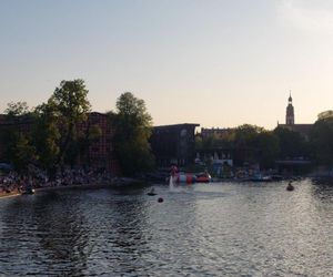Tłumy bydgoszczan i turystów na Sterze na Bydgoszcz 2025. Emocji dostarczyły Wyścig butelkowy i popisy flyboardzistów [ZDJĘCIA]