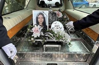 Morderstwo w Mławie. Grób 16-letniej Mai utonął w białych kwiatach