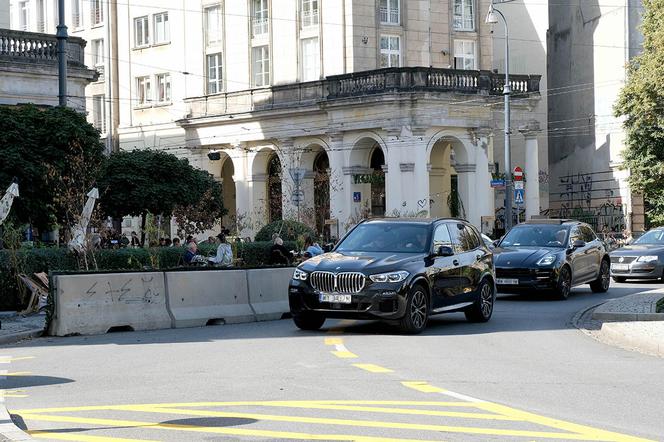 Zwężone ulice na placu zbawiciela