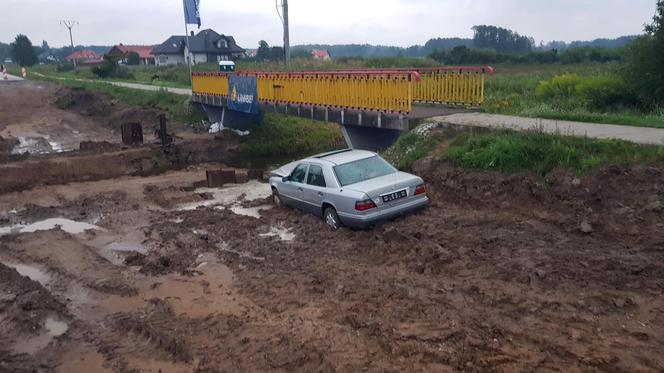 Podlaskie. Mercedes utknął w glinie. Strażacy musieli odkopać kierowcę