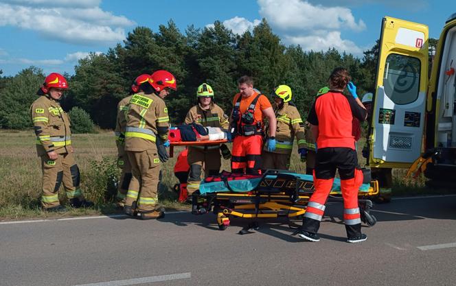 Szedł z córeczką poboczem, wjechało w nich auto