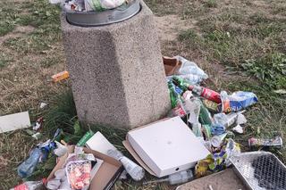 Niedawno otwarty, a już zaśmiecony. AromaPark w Bartążku tonie w śmieciach