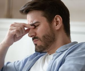 Od kataru po ropień. Jakie są przyczyny bólu nosa?