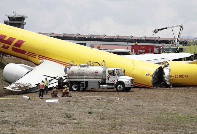 Samolot złamał się podczas awaryjnego lądowania