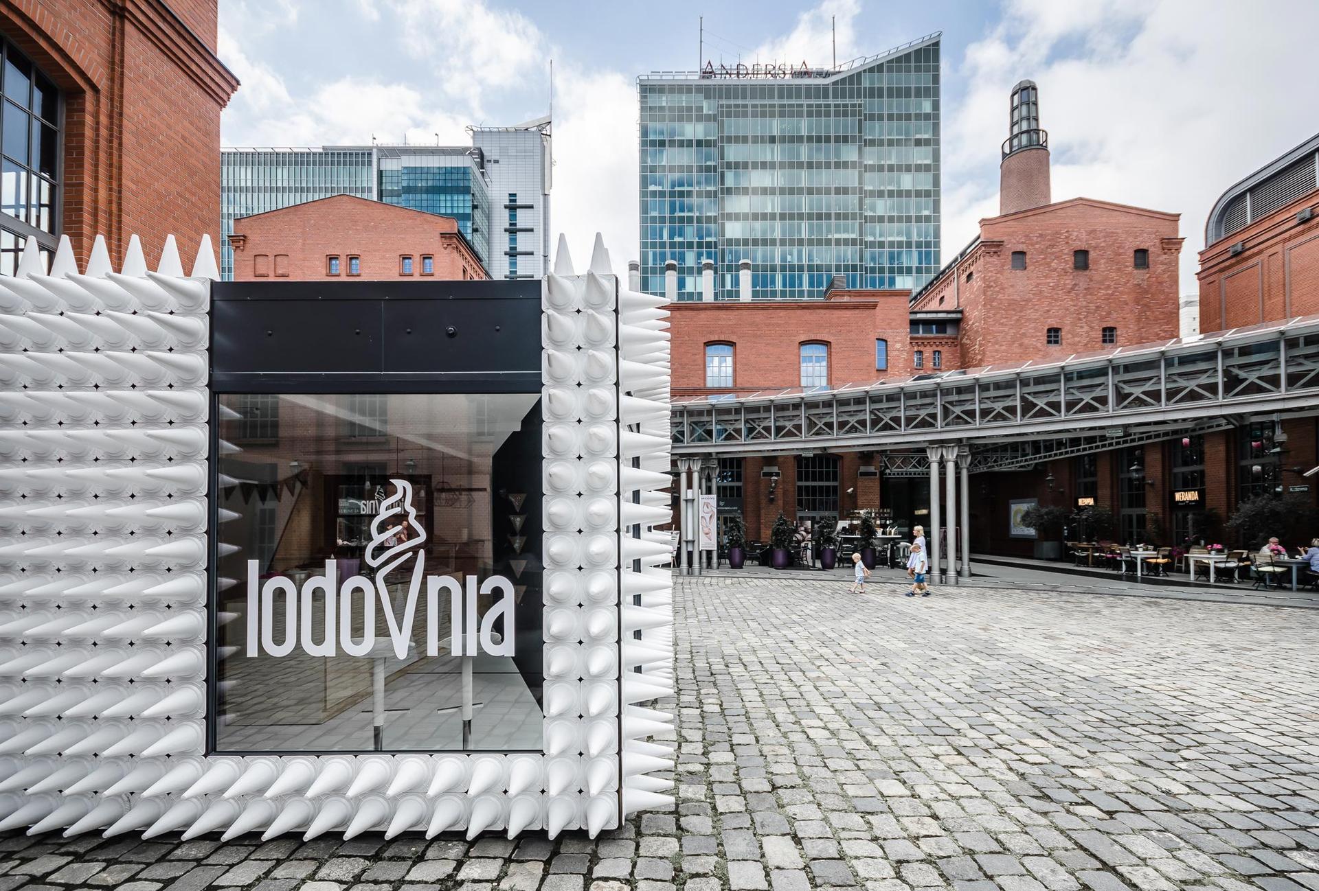 Lodziarnia w mobilnym kontenerze