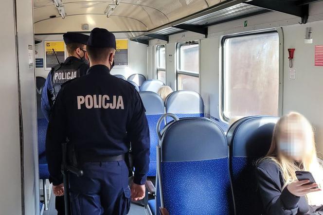 Jedziesz autobusem – załóż maseczkę! Policja: „Prowadzimy kontrole” 