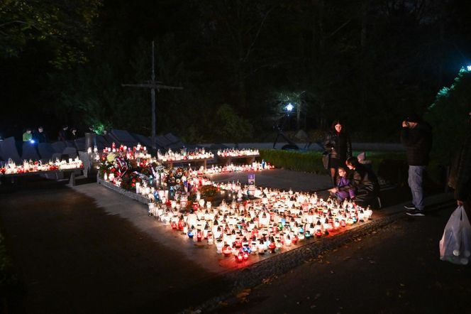   Setki migoczących zniczy. Tak wyglądają polskie cmentarze po zmroku. Zobacz niezwykłe zdjęcia