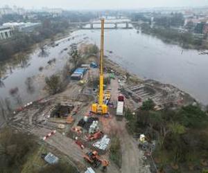 Budowa mostów Berdychowskich w Poznaniu. Pierwsze elementy konstrukcji już zamontowane [ZDJĘCIA] [FILM]