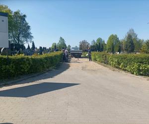 Tragiczny wypadek na cmentarzu w Iławie. Auto potrąciło 83-latka. Senior zmarł