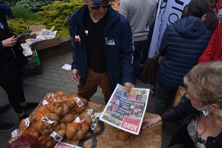 Nietypowy protest Agrounii. Rolnicy rozdawali ziemniaki w Toruniu