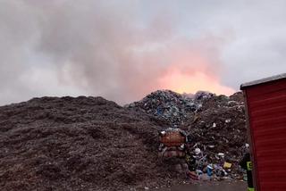 Kolejny pożar wysypiska śmieci w Fałkowie! 10-metrowe jęzory ognia!