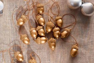 Złote bombki szklane, złote ozdoby choinkowe. 