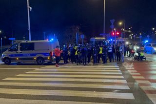 Warszawa. Ostatnie Pokolenie zablokowało Wisłostradę pod mostem Gdańskim. Aktywistów zabrała policja [ZDJĘCIA].