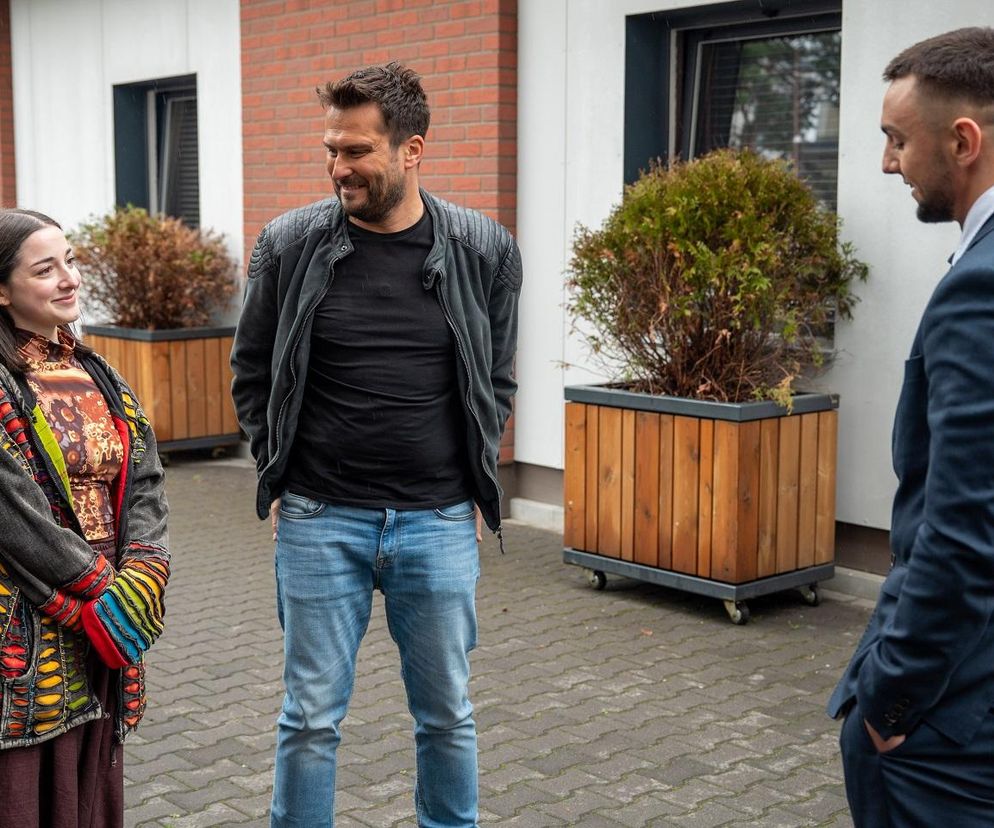 Julia Zielińska jako Luiza i Michał Lesień-Głowacki jako Damian w serialu Barwy szczęścia rozmawiający z młodym mężczyzną, prawdopodobnie Mirkiem, przed egzaminem. Scena oddaje emocje związane z ważnym wydarzeniem. Więcej o ich losach na Super Seriale.