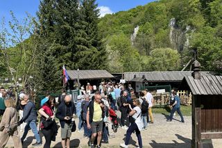 Majówkowe szaleństwo w małopolskiej wsi. Leży na terenie parku narodowego