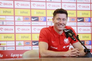 Robert Lewandowski znów jest blondynem! Fani są zachwyceni nową fryzurą piłkarza