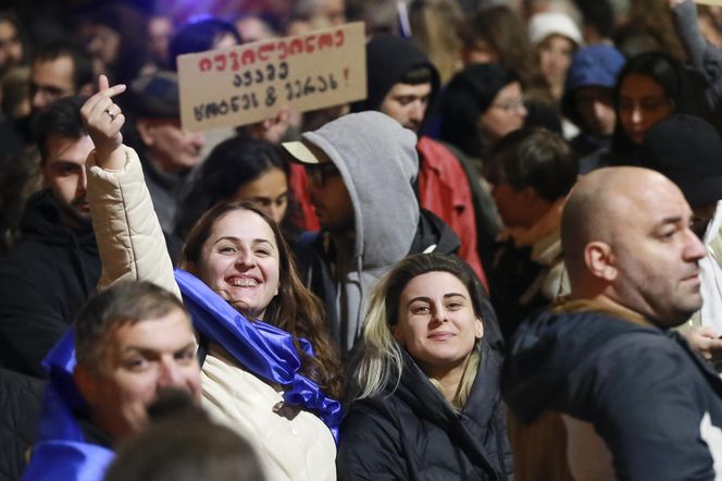 Wielkie protesty w Gruzji. Tłum wygwizdał Orbana 