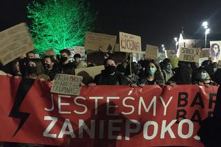 Uczestnnicy maszerują przez Krakowskie Przedmieście w kierunku CSK