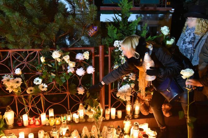 Tragedia w escape roomie. Modlący się ludzie, światła, kwiaty i zabawki pozostawione w miejscu tragedii.