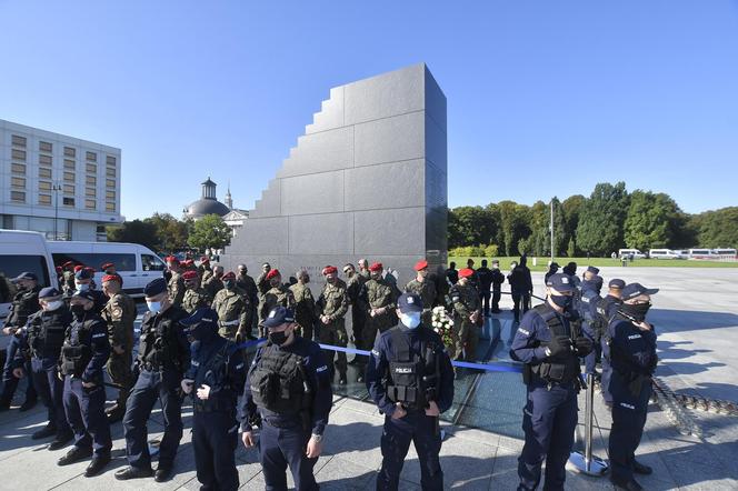 Pomnik Smoleński zniknie z placu Piłsudskiego? Zapadła pilna decyzja