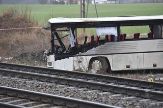 Kierowca autobusu zginał na torach, zamknięty w śmiertelnej pułapce