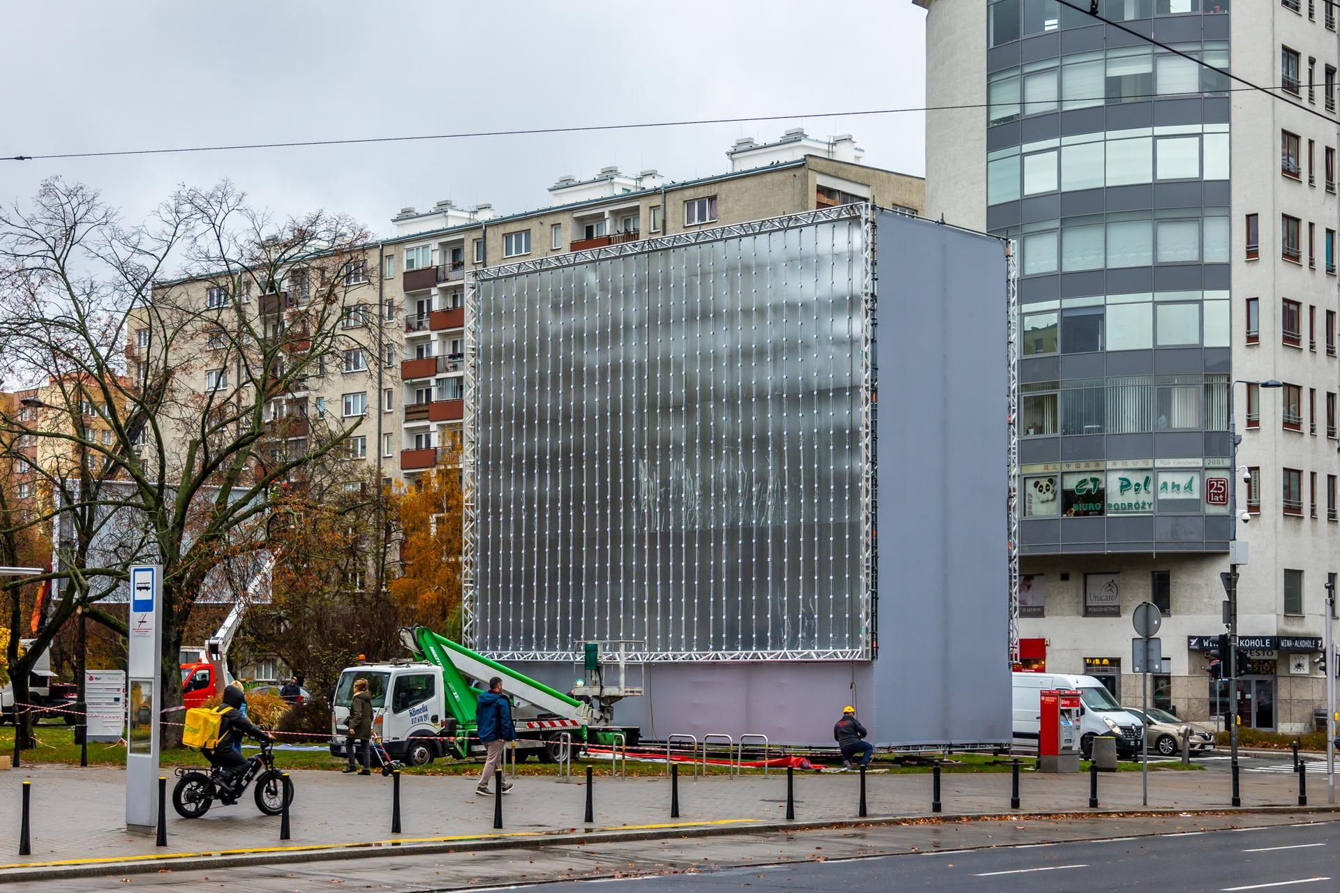 Stelaż reklamowy na rogu ul. Anielewicza i al. Jana Pawła II w Warszawie