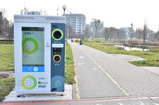 Nowe butelkomaty na Woli. „Plastik jest szkodliwy i oddawanie go do recyklingu jest kluczowe”