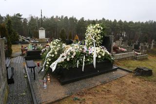 Pogrzeb po masakrze w Rozniszewie. Morze łez na cmentarzu. Ogromne serce z białych róż 