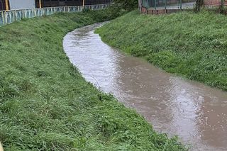 Ulewne deszcze w regionie. Stan rzek w Elblągu znów się podnosi. Służby postawione na nogi