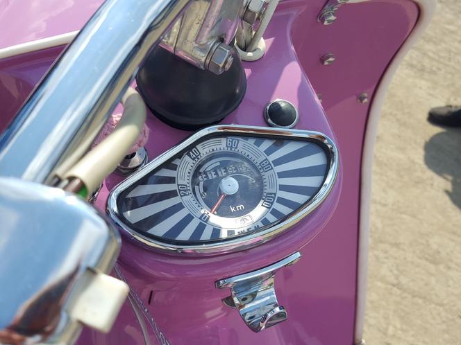 Osy kręciły kółka na stadionie żużlowym w Lesznie. Ogólnopolski zlot skuterów Osa Osieczna-Leszno 