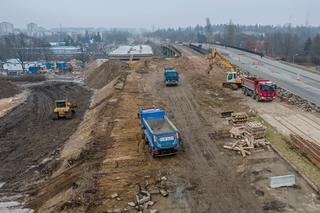 Trzy nowe wiadukty przy Przybyszewskiego. Kiedy przejadą po nich pierwsze samochody?