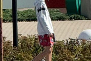 Niepokojący widok koło CH Toruń Plaza. Był w masce, a w rękach miał to