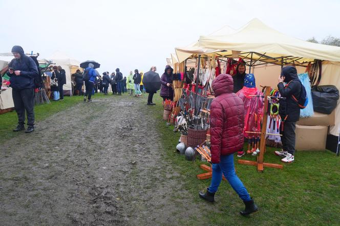 Deszczowe Święto Rękawki w Krakowie. Wojowie zagościli pod kopcem Krakusa 