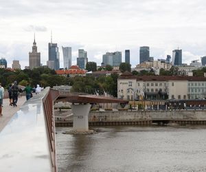 Rekordowo niski stan wody w Wiśle w Warszawie (23.08.2025)