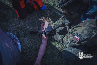 Strażacy ochotnicy i żołnierze uczyli się sprawnej i szybkiej pomocy ofiarom wypadków