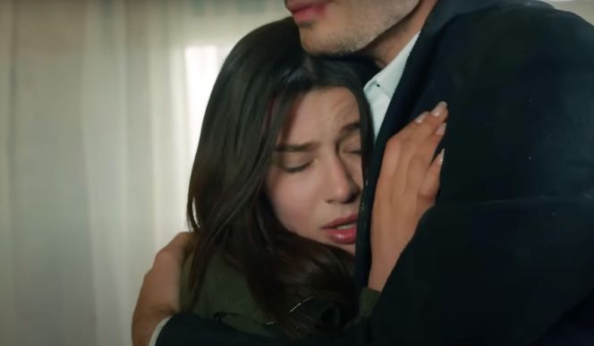Ege odnajdzie Zeynep, ale porywacz Ragip dźgnie go nożem i zabije. Ukochany skona w ramionach zrozpaczonej Zeynep.