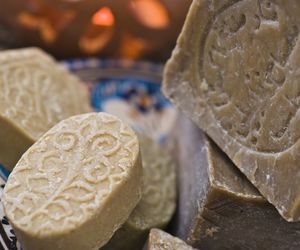 Mydło z Aleppo. Jakie właściwości ma syryjskie mydło Alep, jak je stosować?