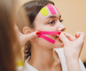 Ma prasować zmarszczki i przedłużyć młodość. Taping twarzy zawładnął salonami