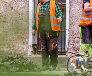 Tak wyglądają roboty drogowe w Ostródzie. Telefon zamiast łopaty. Ekipa rodem z memów